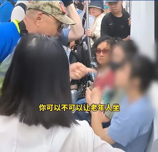 年龄不是护身符，拘留！北京65岁老人地铁内袭扰女乘客，引发众怒（视频/组图） - 1