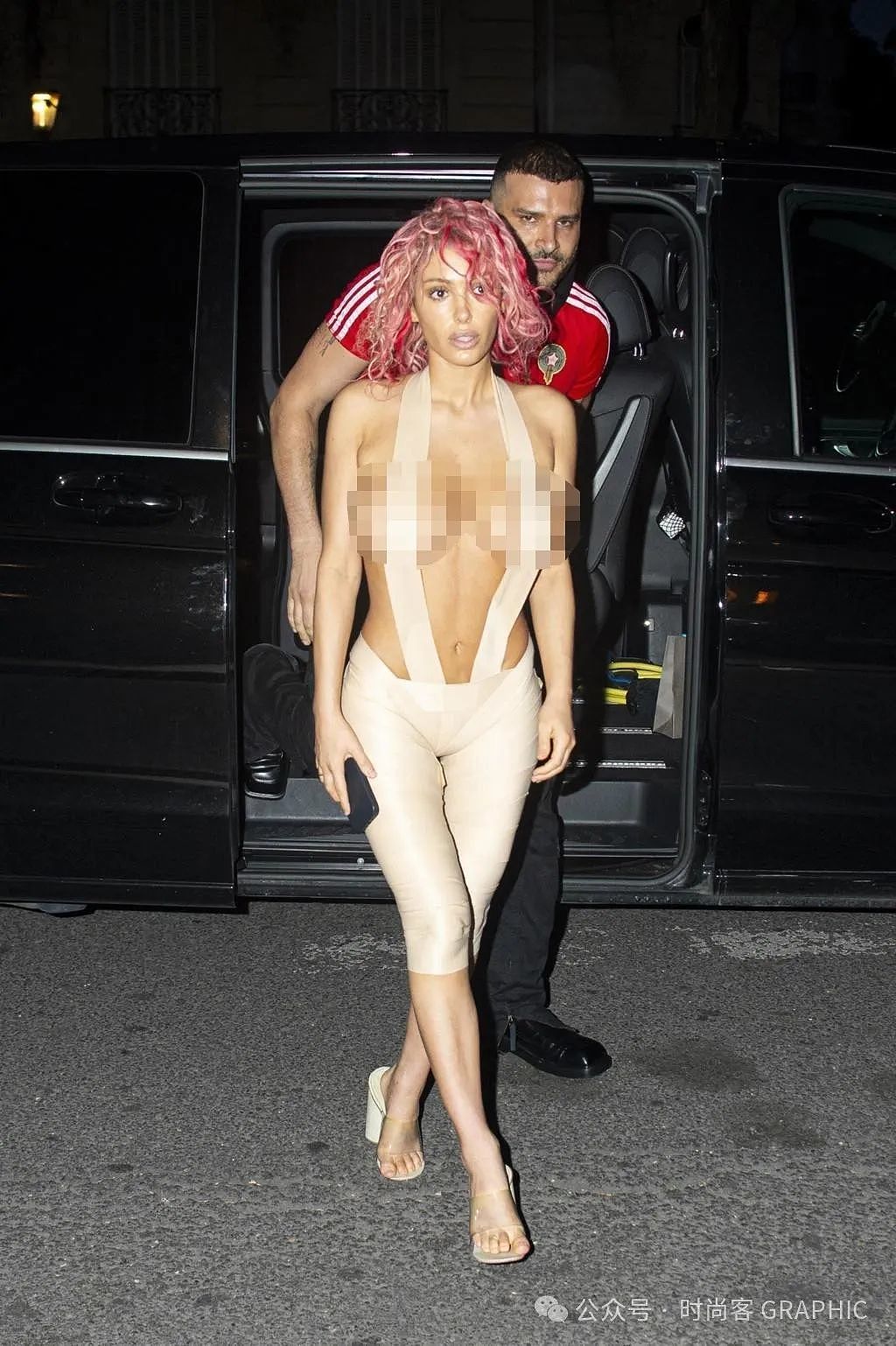 “臭名昭著”的Kanye妻子“只用胶带遮上身”出门，超夸张穿搭连外媒都看不下去了（组图） - 1