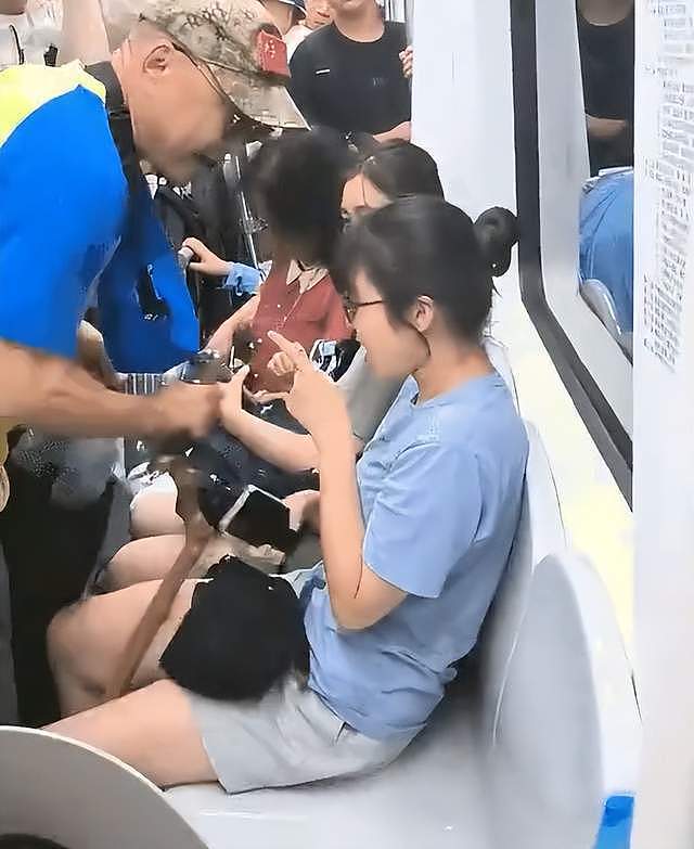 年龄不是护身符，拘留！北京65岁老人地铁内袭扰女乘客，引发众怒（视频/组图） - 2
