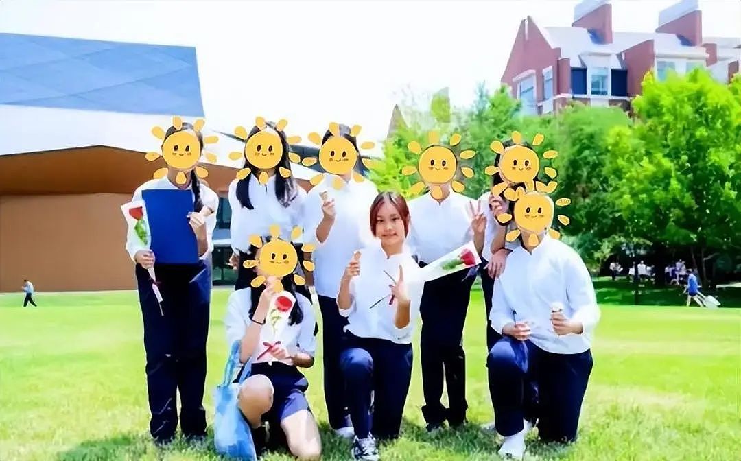 李小璐参加女儿小学毕业礼，母女同框似姐妹，11岁甜馨漂亮有气质（组图） - 6