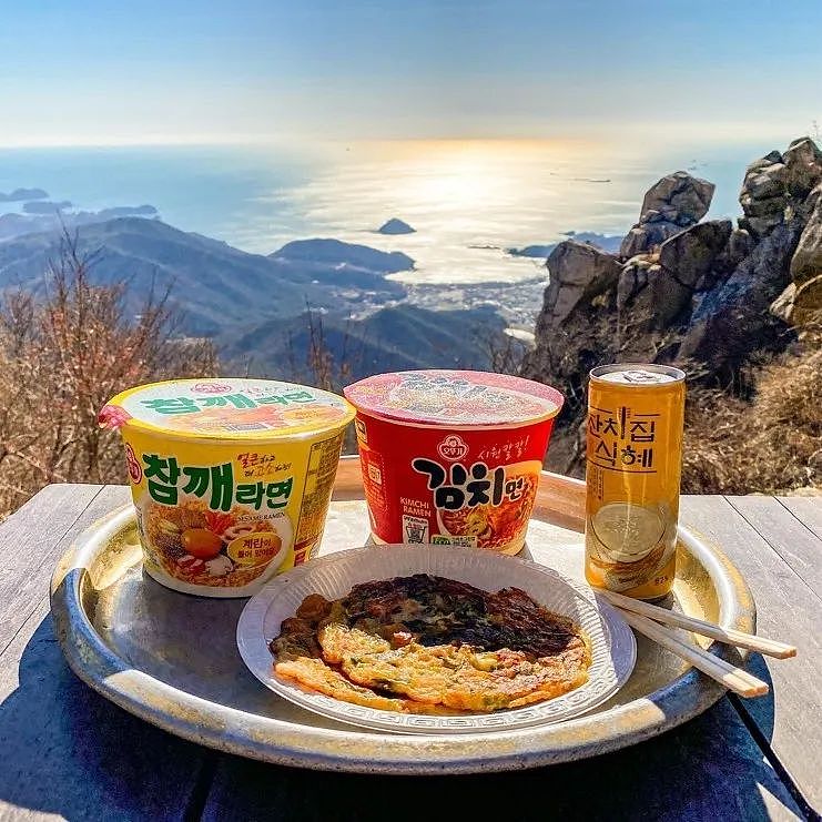 韩国人流行爬最高山顶吃泡面，但泡面咸汤把山顶腌秃了...（组图） - 3