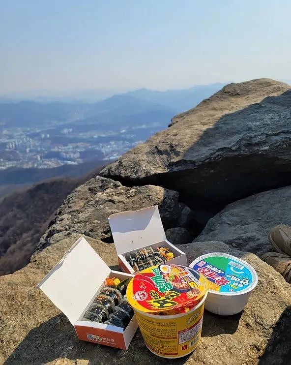 韩国人流行爬最高山顶吃泡面，但泡面咸汤把山顶腌秃了...（组图） - 8