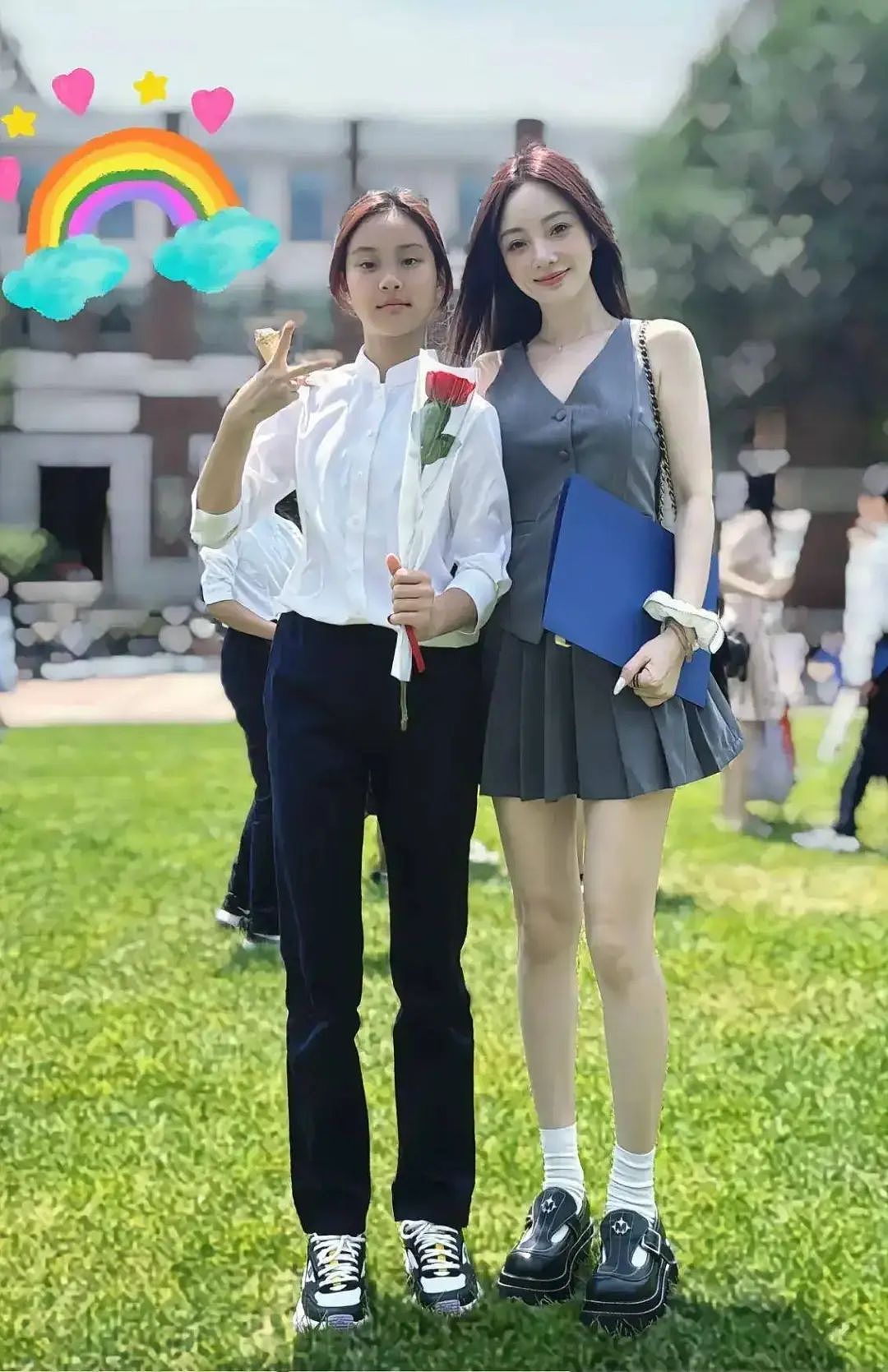 李小璐参加女儿小学毕业礼，母女同框似姐妹，11岁甜馨漂亮有气质（组图） - 1