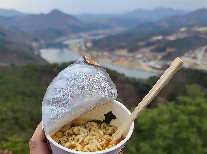 韩国人流行爬最高山顶吃泡面，但泡面咸汤把山顶腌秃了...（组图） - 13