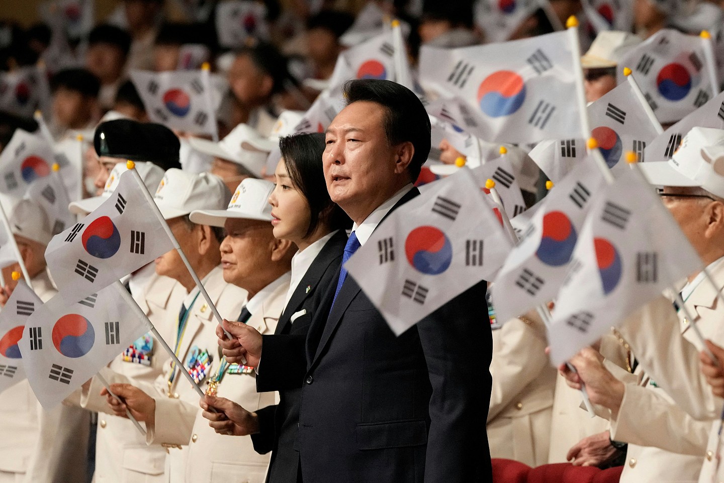 韩媒：韩国逾60万人联署，要求弹劾总统尹锡悦（组图） - 3