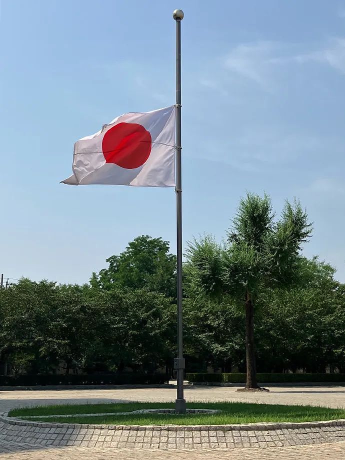 日本使馆给去世的胡友平下半旗，这是文明向文明的致敬（组图） - 2