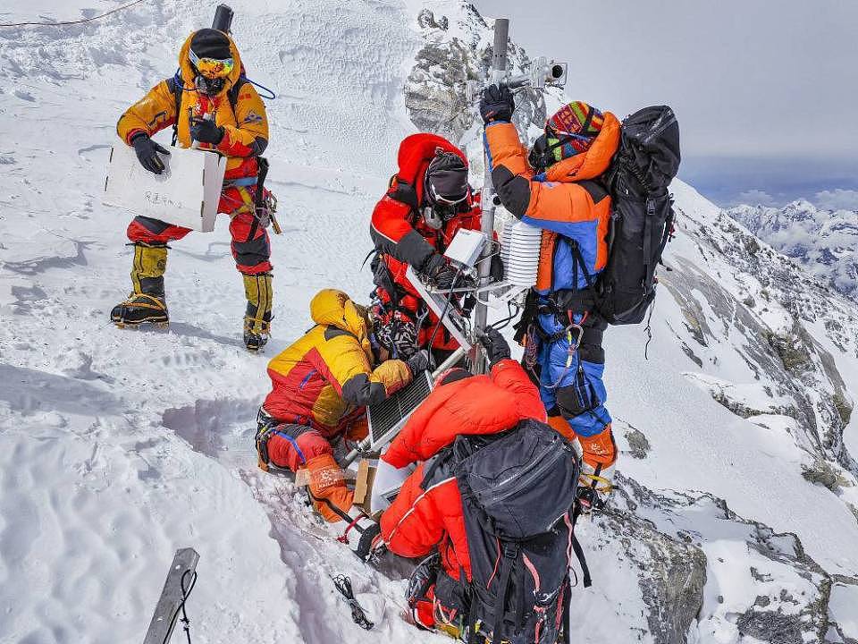 尼泊尔人从珠峰8000米“死亡地带”运回4具遗体，登山专家：非常危险（图） - 1