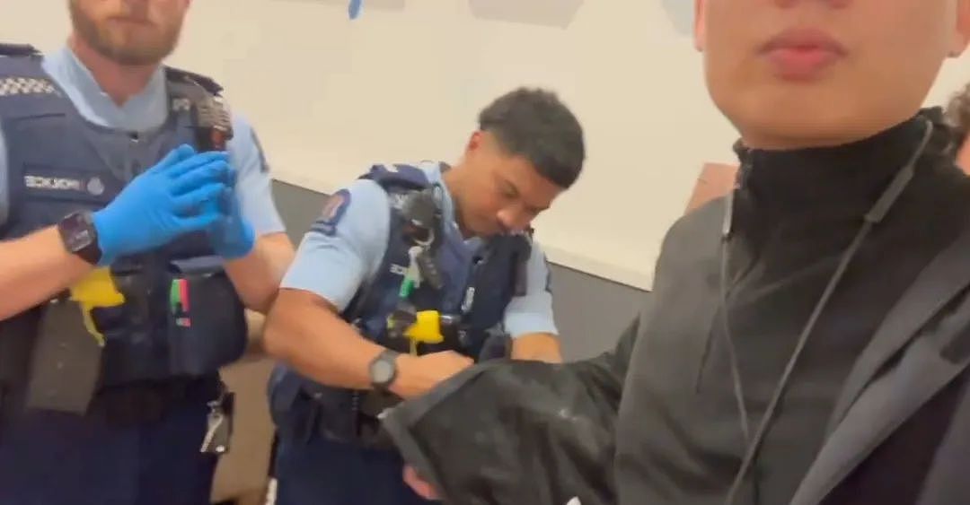 中国小伙愤怒：我在酒店大堂，被新西兰警察无端逮捕！“野蛮搜身，当众上铐”…（组图） - 4