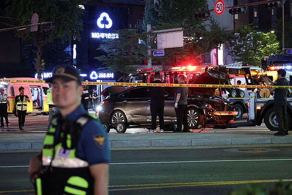 汽车逆向冲撞人群！首尔爆重大事故，已知6人死亡7人受伤（组图） - 2