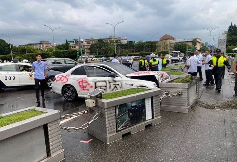 台湾的领导人官邸遭Benz冲撞！车上喷“认知作战”等示威字眼司机被捕（组图） - 3