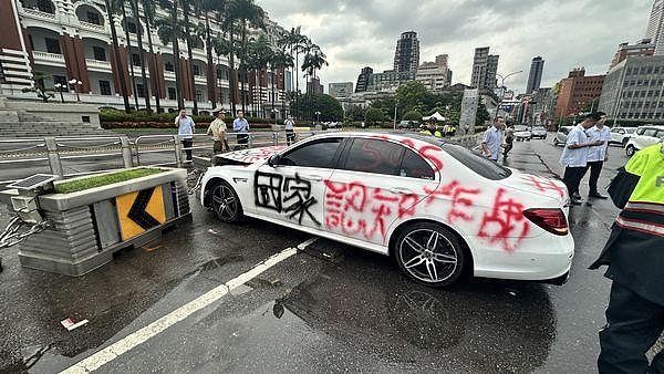 台湾的领导人官邸遭Benz冲撞！车上喷“认知作战”等示威字眼司机被捕（组图） - 2