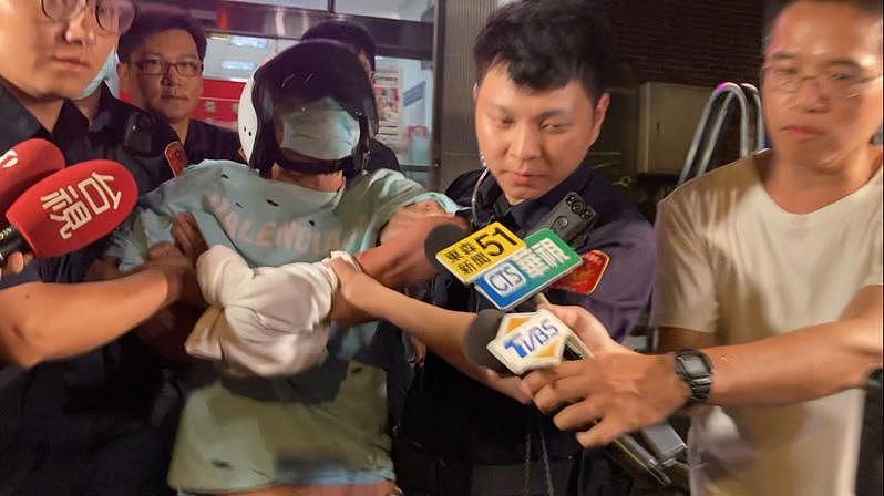 他开车撞台湾政府大楼，向媒体喊“我老婆是共谍”，还不理律师（组图） - 1