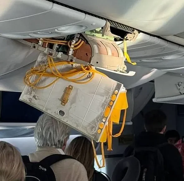 飞机遇恐怖气流，30人受伤！有人被甩飞挂顶上！天花板撕裂，座位都颠烂了（视频/组图） - 6