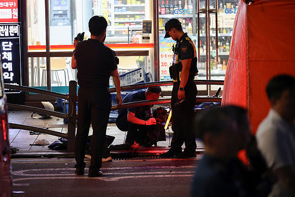 汽车逆向冲撞人群！首尔爆重大事故，已知6人死亡7人受伤（组图） - 3
