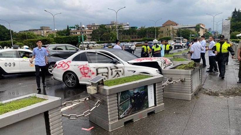 台湾的领导人官邸遭Benz冲撞！车上喷“认知作战”等示威字眼司机被捕（组图） - 1