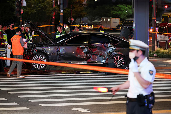 汽车逆向冲撞人群！首尔爆重大事故，已知6人死亡7人受伤（组图） - 1