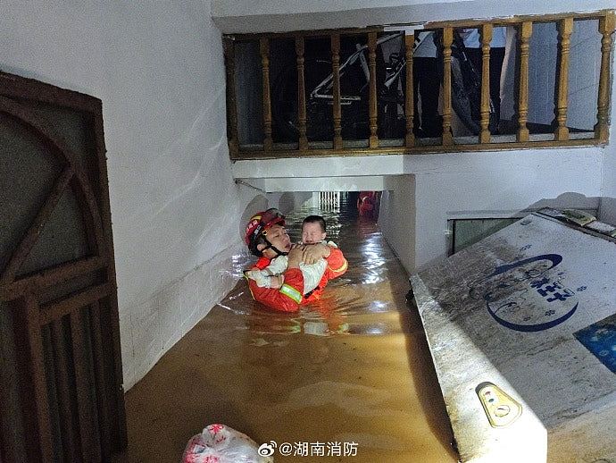 湖南平江遇有记录以来最大汛情！内媒记者现场报道：本台被淹（组图） - 9