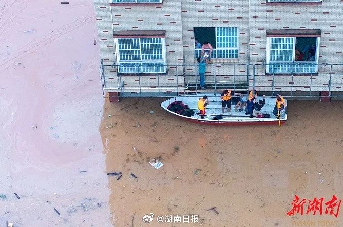湖南平江遇有记录以来最大汛情！内媒记者现场报道：本台被淹（组图） - 6