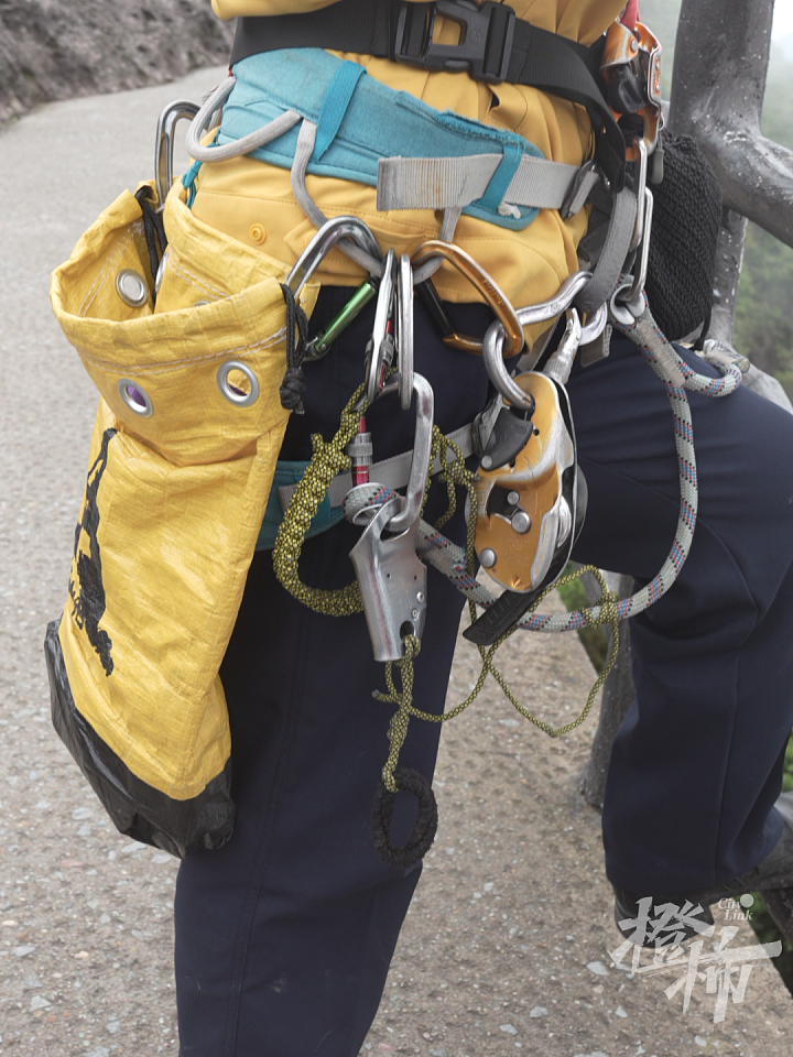 攀1000多米的悬崖，只为一张餐巾纸！60岁闺蜜，默默在做这个工作（组图） - 11