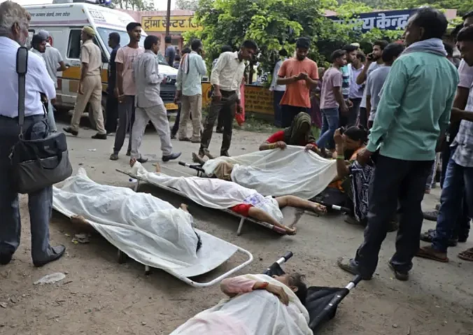 11年来最惨烈，122死150伤！万人集会爆踩踏、尸横遍野，太平间挤爆！印度总理哀悼（视频/组图） - 11