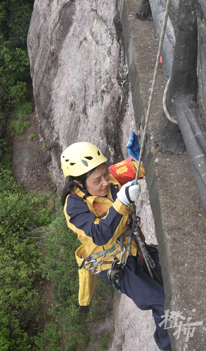 攀1000多米的悬崖，只为一张餐巾纸！60岁闺蜜，默默在做这个工作（组图） - 2