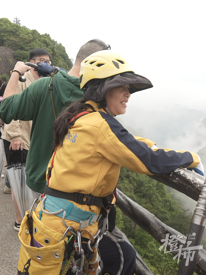 攀1000多米的悬崖，只为一张餐巾纸！60岁闺蜜，默默在做这个工作（组图） - 6