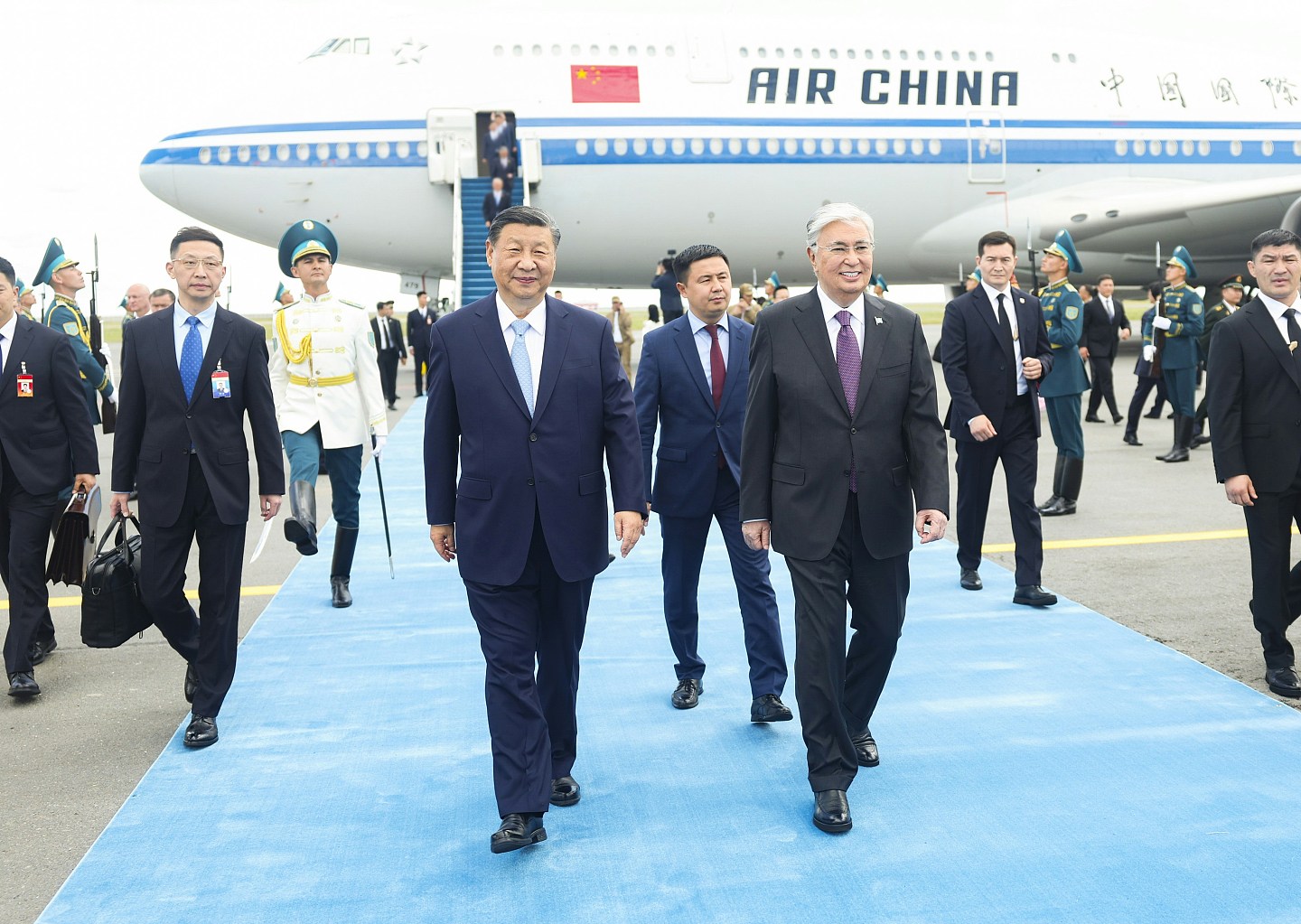 哈萨克总统为习近平举行欢迎仪式，6架战机划出中国国旗色彩带（组图） - 7