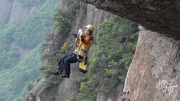 攀1000多米的悬崖，只为一张餐巾纸！60岁闺蜜，默默在做这个工作（组图） - 1
