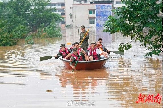 湖南平江遇有记录以来最大汛情！内媒记者现场报道：本台被淹（组图） - 4