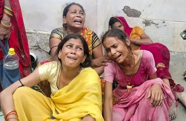 印度宗教活动踩踏至少122人死亡，组织者称“圣人“（组图） - 2