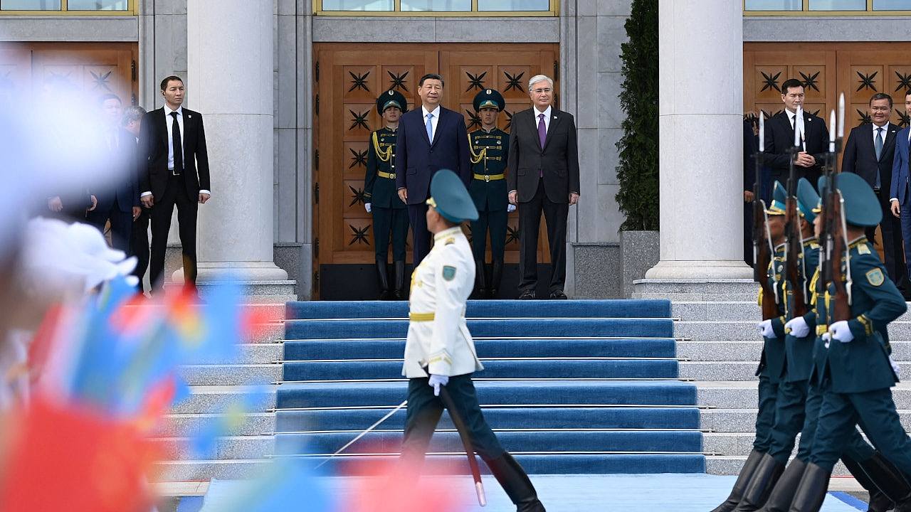 哈萨克总统为习近平举行欢迎仪式，6架战机划出中国国旗色彩带（组图） - 1