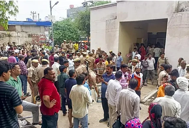 印度宗教活动踩踏至少122人死亡，组织者称“圣人“（组图） - 4