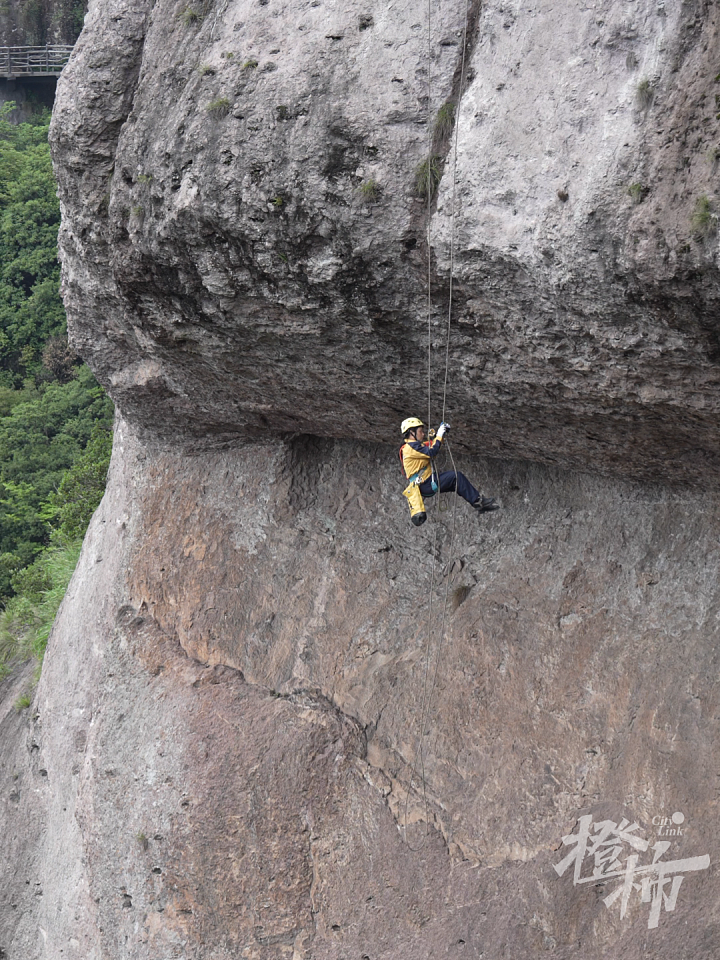 攀1000多米的悬崖，只为一张餐巾纸！60岁闺蜜，默默在做这个工作（组图） - 4