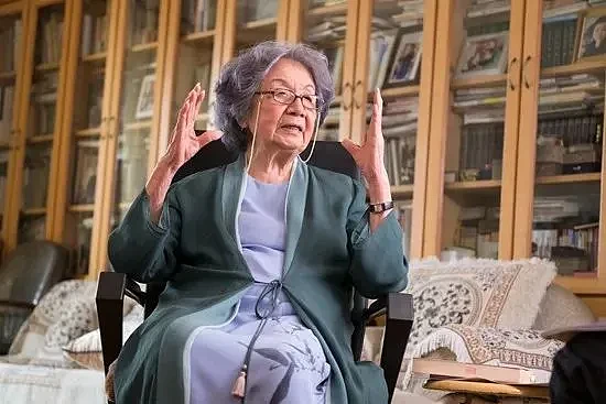 【情感】她今天100岁了！94岁前裸捐3500万，中国最后一位“穿裙子的士”（组图） - 9