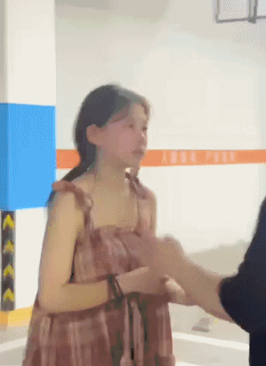 下手狠毒！14岁漂亮女生被狂扇耳光红肿出血完整版（视频/组图） - 25