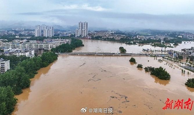 湖南平江遇有记录以来最大汛情！内媒记者现场报道：本台被淹（组图） - 5