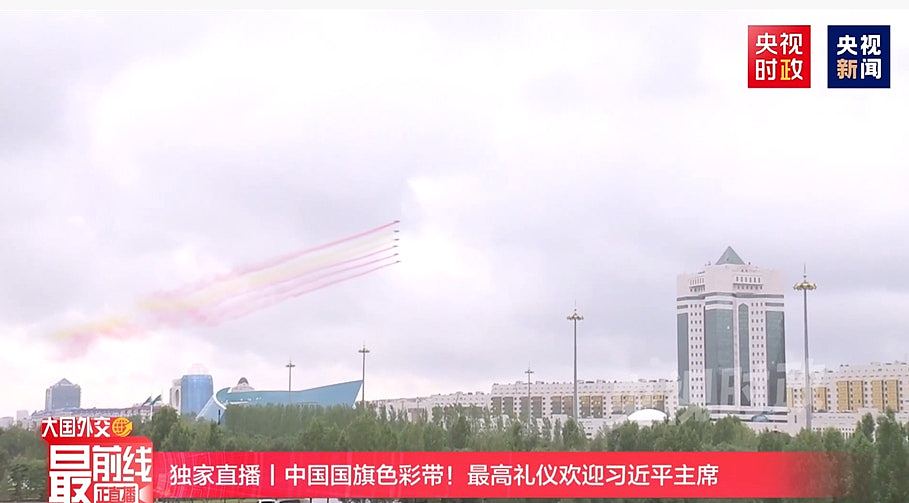 哈萨克总统为习近平举行欢迎仪式，6架战机划出中国国旗色彩带（组图） - 2
