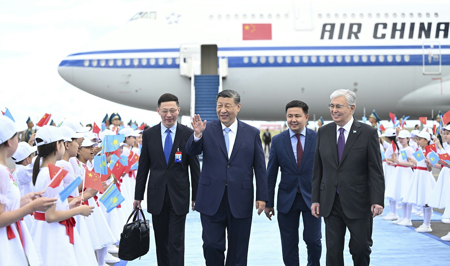 哈萨克总统为习近平举行欢迎仪式，6架战机划出中国国旗色彩带（组图） - 8