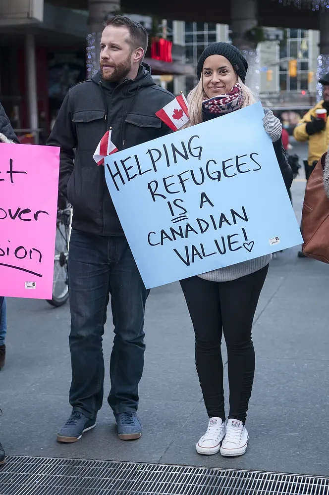 “一场噩梦”！华人哀叹，加拿大给难民大撒钱，免费吃住每人花2万，近半本地人却正逃离（组图） - 1