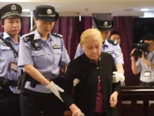广东83岁老太太，将60粒安眠药碾碎放进儿子粥里，用勺子喂进嘴中，亲手杀死了他（组图） - 3