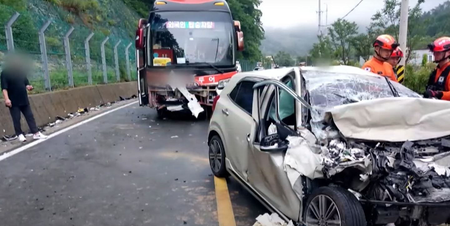 台旅行团巴士在韩遭车逆线撞上，一台籍旅客受伤送院，肇事司机亡（组图） - 1
