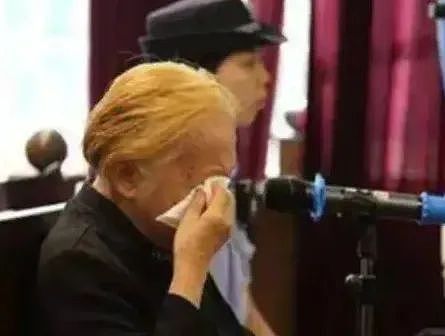 广东83岁老太太，将60粒安眠药碾碎放进儿子粥里，用勺子喂进嘴中，亲手杀死了他（组图） - 2