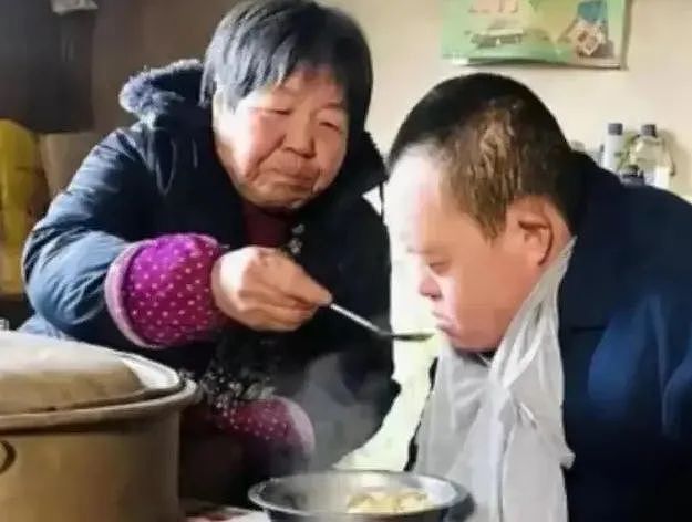 广东83岁老太太，将60粒安眠药碾碎放进儿子粥里，用勺子喂进嘴中，亲手杀死了他（组图） - 1