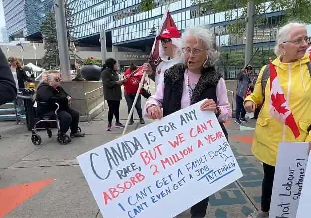 “一场噩梦”！华人哀叹，加拿大给难民大撒钱，免费吃住每人花2万，近半本地人却正逃离（组图） - 9