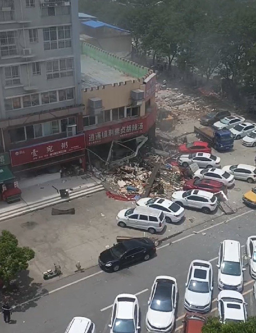 又炸了！河南一商铺突发爆炸，致20人伤，水管维修施工损坏燃气管道（视频/图） - 1