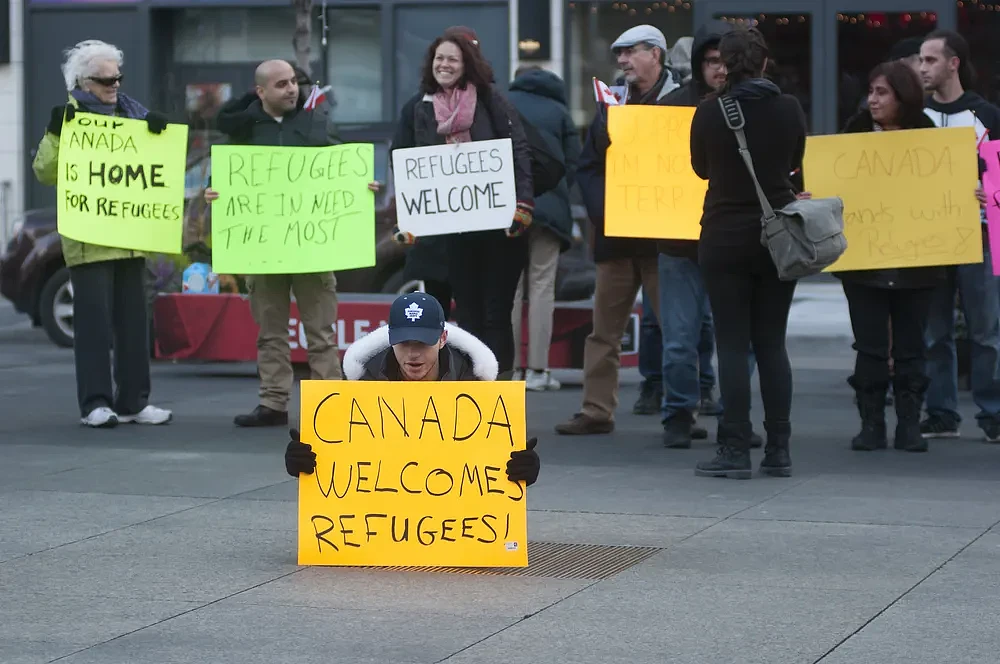 “一场噩梦”！华人哀叹，加拿大给难民大撒钱，免费吃住每人花2万，近半本地人却正逃离（组图） - 2