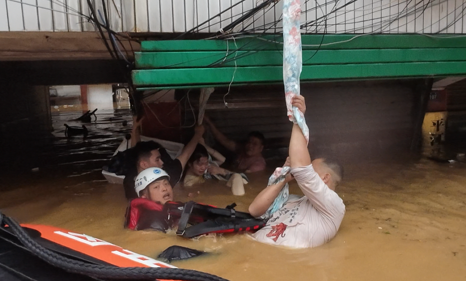 湖南平江三男子托举孕妇，在两米半洪水里坚持三个多小时直至被救（组图） - 2