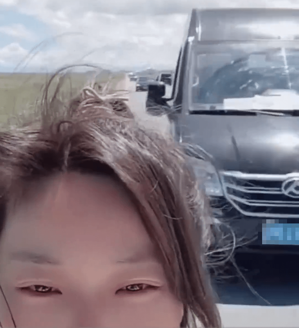 画面曝！女网红徒步西藏青藏线，路边拍摄被车撞险变死亡直播（视频/组图） - 5