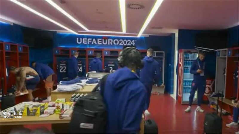 尴尬！ BBC直播欧洲杯时意外拍到荷兰球员更衣露腚（图） - 1