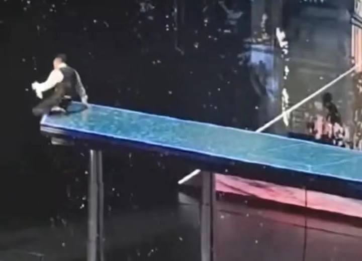 63岁刘德华演唱会滑跪差点摔下3米高台，现场视频曝光，心惊胆战（视频/组图） - 2